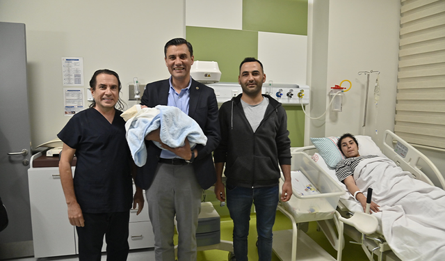 Ferdi Zeyrek Dünya Bebek Günü’nde Manisa’da dünyaya gelen ilk bebeği ziyaret etti
