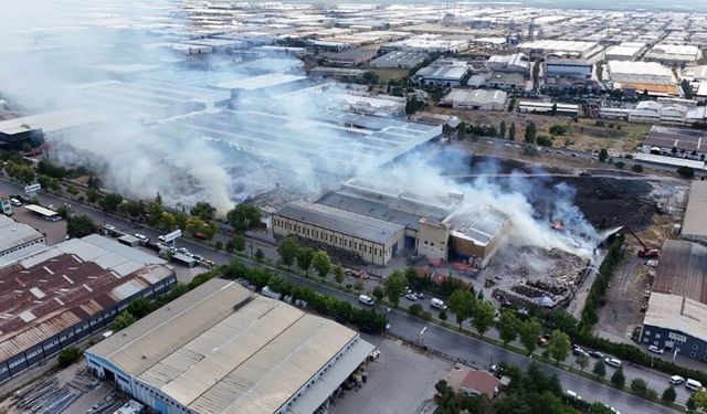 Kağıt fabrikasındaki yangın havadan görüntülendi