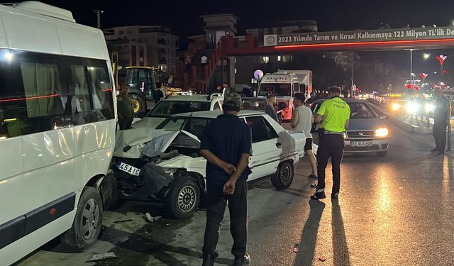 Manisa'da 4 araçlı zincirleme trafik kazası: 9 yaralı