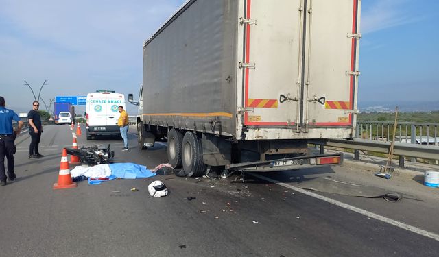 Manisa'da kamyona çarpan motosiklet sürücüsü öldü