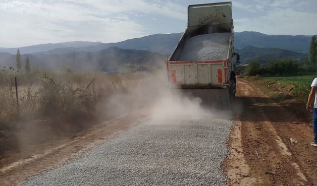 Salihli’de Caferbey mahallesinin yolları genişletildi