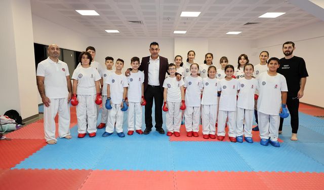 Başkan Budak karatecilerle bir arada