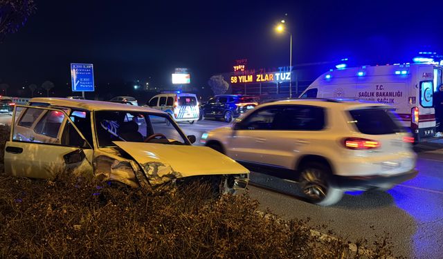 Otomobil ile çarpışan Tofaş fırlayarak refüje uçtu