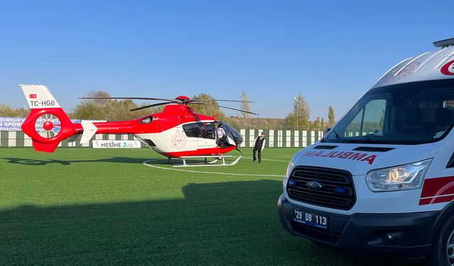 Boğazına fındık kaçan çocuk ambulans helikopterle Trabzon'a sevk edildi