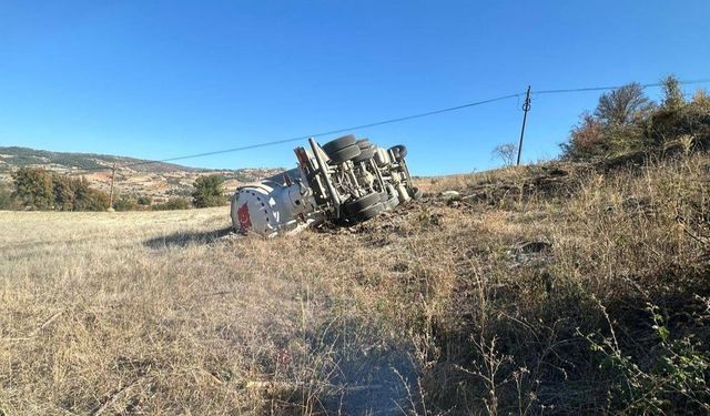 Manisa'da freni boşalan beton mikseri yoldan çıktı: 1 yaralı