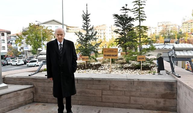 "Bahçeli genel merkez önüne ‘Biz Kardeşiz Ağaçları’ dikti"