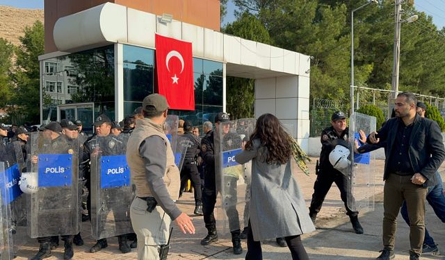 Ahmet Türk ve DEM Partililer kayyum sonrası Belediyeye girmeye çalıştı