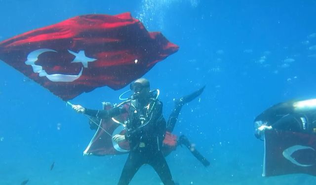 Fethiye’de Atatürk’ü deniz dibinde andılar