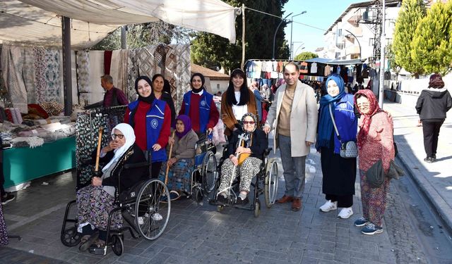 Huzurevi sakinleri gönüllüler eşliğinde pazarda alışveriş yaptı