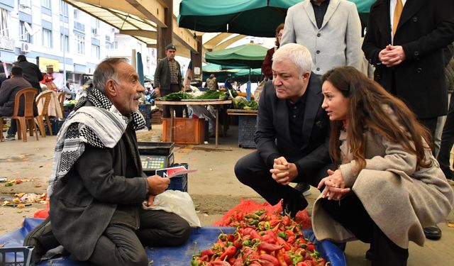 İlksen Başkan pazar yerini ziyaret etti, vatandaşın sıkıntılarını dinledi