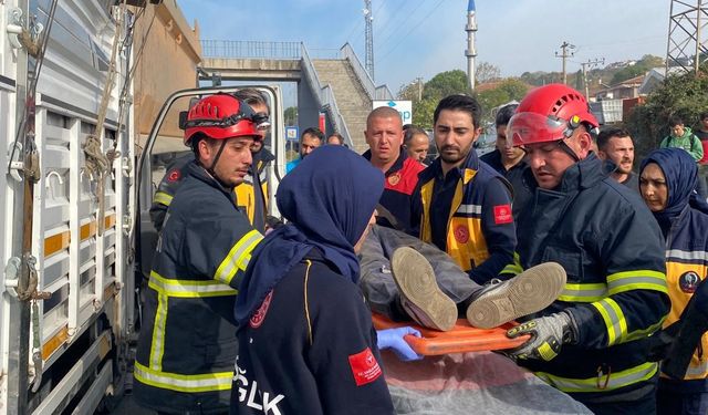 Kamyonet kamyona arkadan çarptı: 1 yaralı