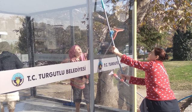 Turgutlu’da zarar gören servis bekleme durakları yenilendi