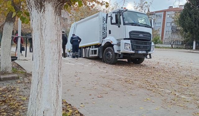 Okuldaki basketbol sahası çöktü, çöp kamyonu çukura düştü