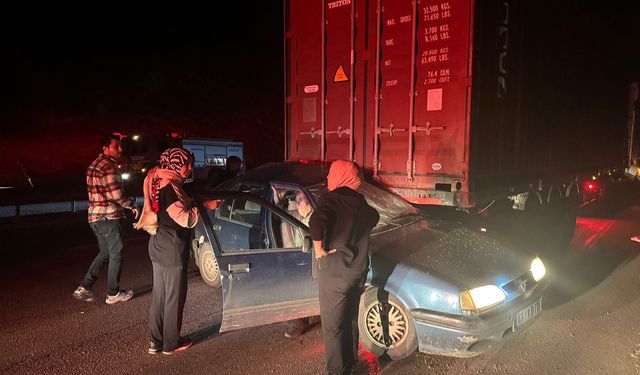 Manisa Kula'da feci kaza: Otomobil, yol kenarındaki tıra çarptı: 2 ağır yaralı