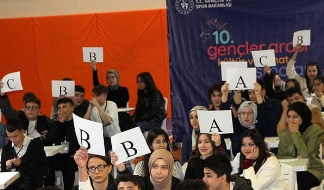 Gençler bilgileriyle yarıştı, gözler şimdi bölge finallerinde
