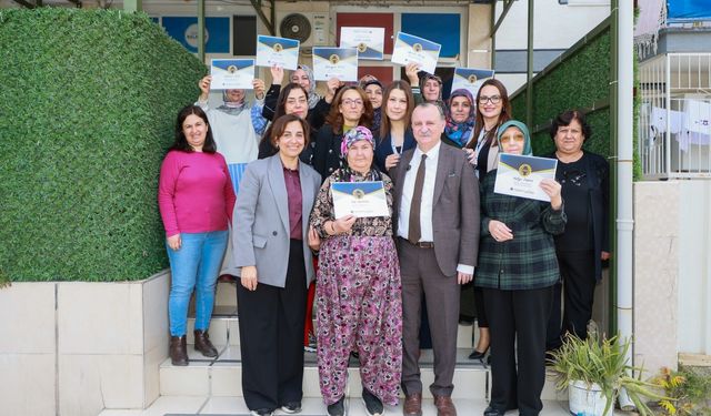 Okuma yazma kursunu tamamlayanlar belgelerini Başkan Balaban’dan aldı