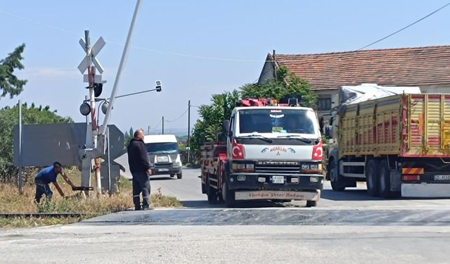Manisa'da taşla bariyeri sabitlediler: Geçitte akılalmaz müdahale