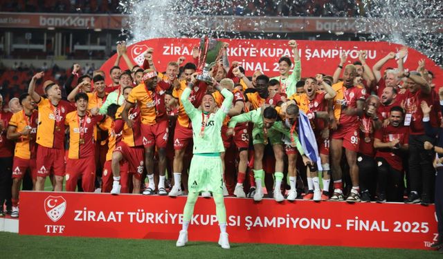 Galatasaraylı oyuncular Türkiye Kupası’nı kaldırdı