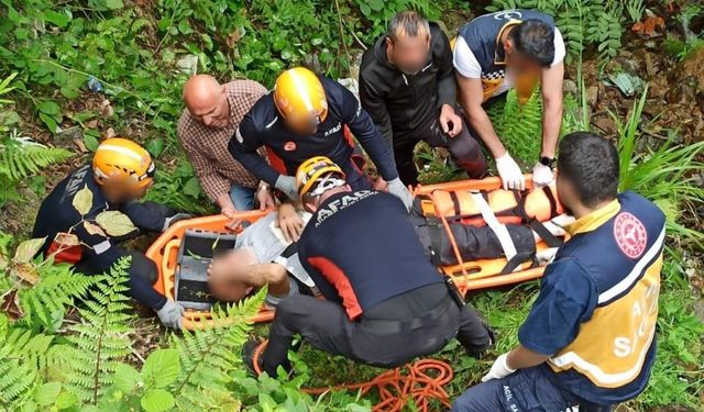 Arazide ağaç keserken yaralanan adamı ekipler kurtardı