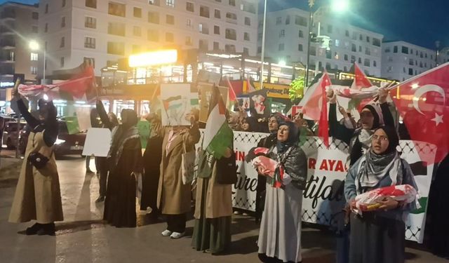Öğrenciler kanlı bebek maketleriyle İsrail’i protesto etti