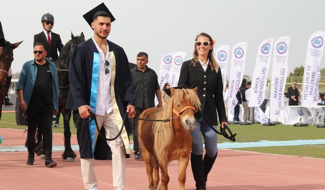 Kep takan sevimli at, 4 bin 500 öğrenci ile birlikte mezun oldu