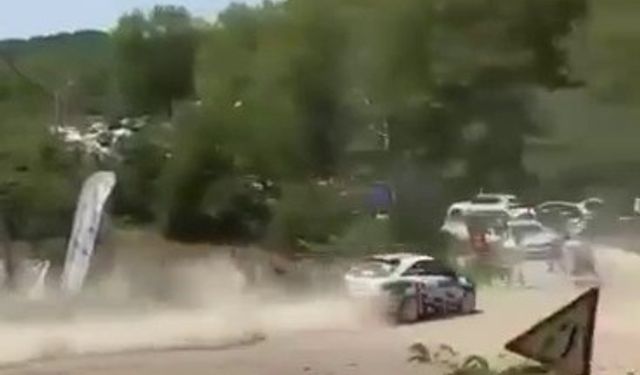 Ralli yarışında korku dolu anlar: Yarış aracı seyircilerin bulunduğu bölgeye savruldu