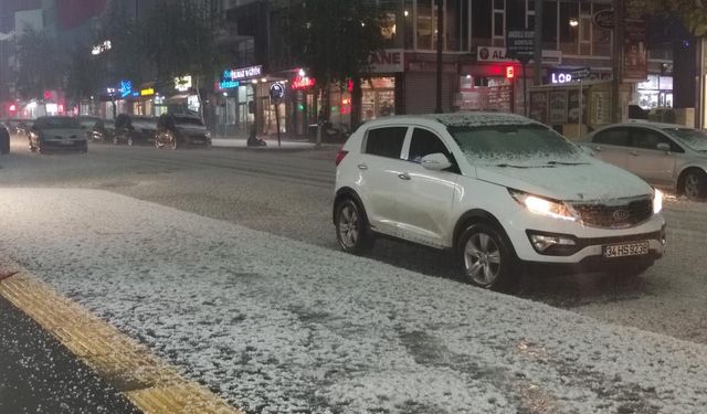 Ceviz büyüklüğünde dolu yağdı, araçlar yolda kaldı