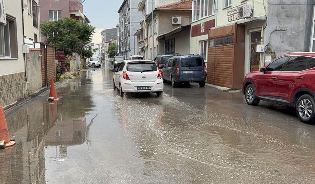 Sağanak yağış yolları göle çevirdi!