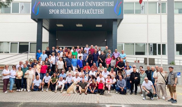Manisa Spor Akademisi mezunları 40 yıl sonra aynı sıralarda buluştu