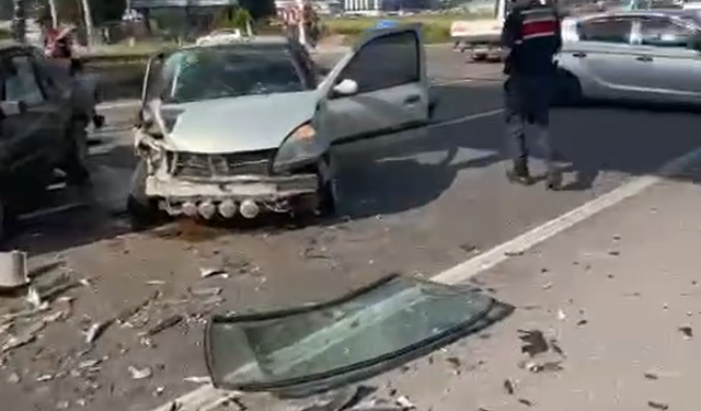 4 araçlı zincirleme kaza: 5 yaralı
