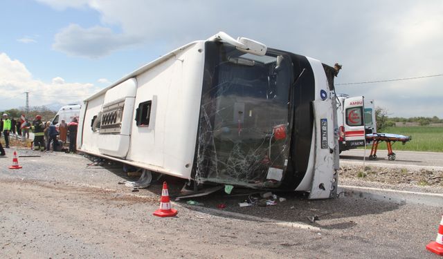 Yolcu otobüsü devrildi: 13 yaralı