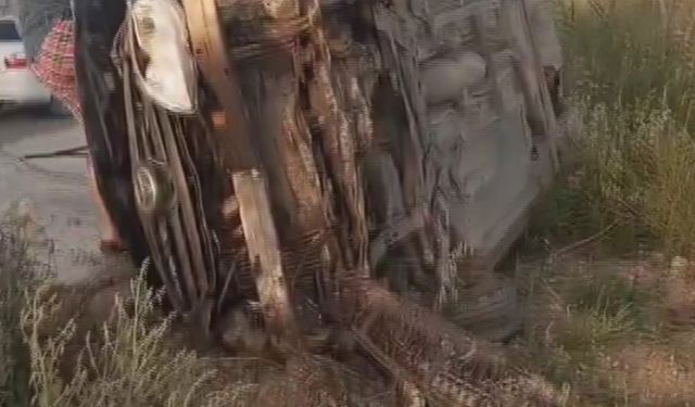 Takla atarak yan yatan otomobildeki 4 kişi yaralandı