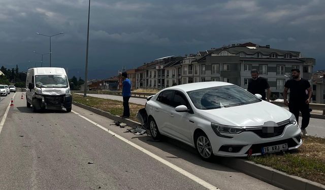Minibüs ile otomobil çarpıştı : 1 yaralı