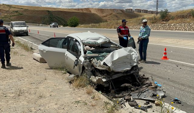 Otomobil kamyona arkadan çarptı: 1 ölü
