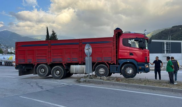 Kamyonet ile otomobil çarpıştı: 1 yaralı