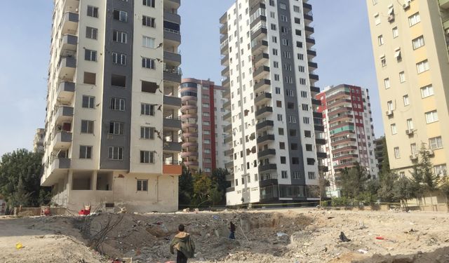 Depremde ölenlerin altınlarını zimmetine geçiren eski polis hakkında dava açıldı