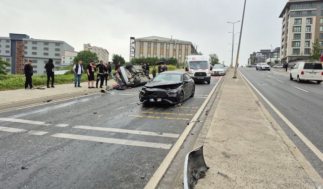 Kontrolden çıkan araç ters şeride daldı: 1'i ağır 4 yaralı
