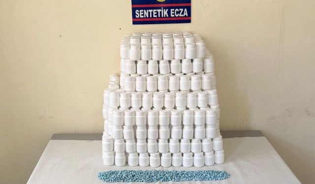 Manisa'da jandarmadan zehir tacirine darbe: 62 bin adet sentetik hap ele geçirildi