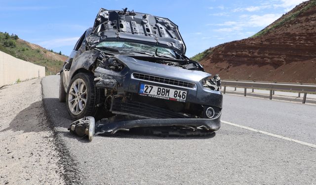 Otomobil istinat duvarına çarptı: 3 yaralı