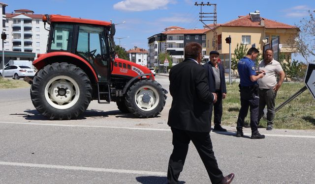 Traktörle otomobil çarpıştı: 3 yaralı