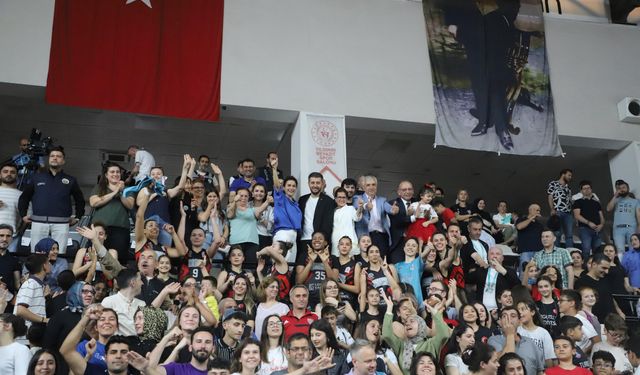 Turgutlu Belediyespor Kadın Basketbol Takımı, hedefleri aştı: Hem parkede hem sosyal sorumlulukta örnek oldu