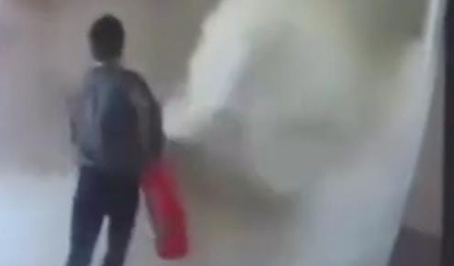 Özel öğrenci yangın tüpünü sıkınca okulda paniğe neden oldu