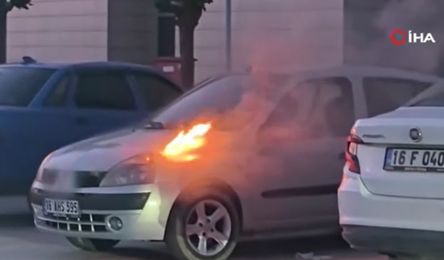 Hastanenin otoparkında bir araç alevlere teslim oldu