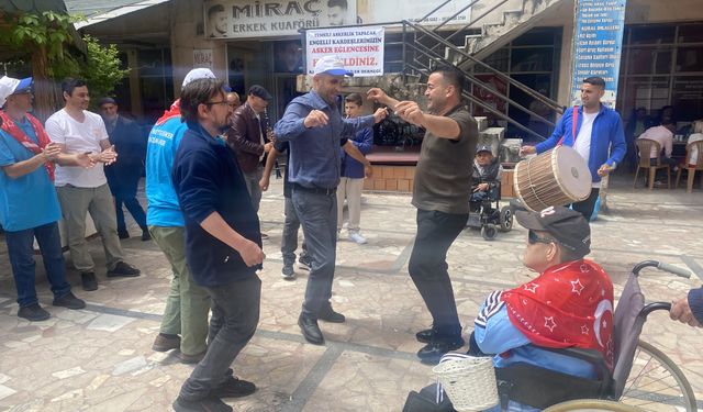 Kırkağaç'ta engelliler için asker eğlencesi düzenlendi