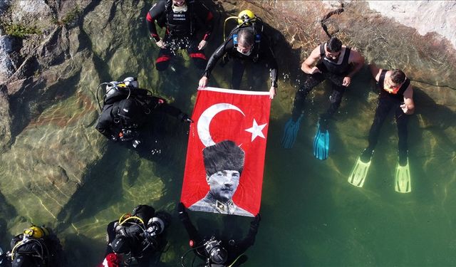 19 dalgıç, gölün 19 metre derinliğinde Atatürk'ü andı