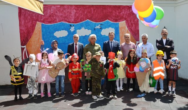 Alfabeye hayat veren minikler renkli defileyle büyüledi