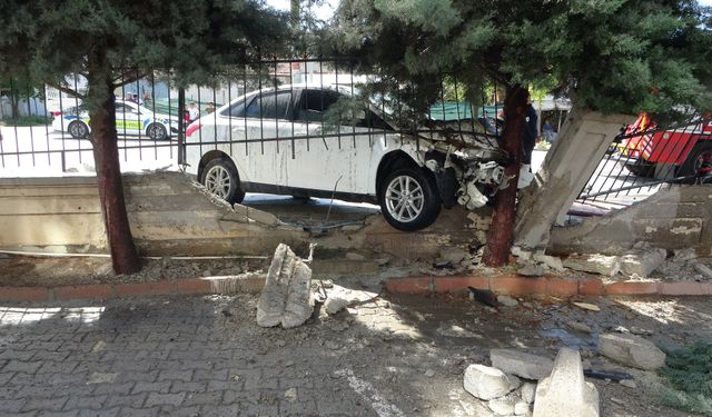 Önce otomobile sonra duvara çarpan araç alev aldı