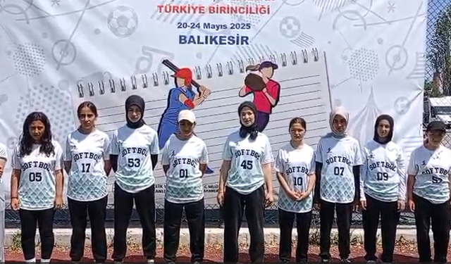 Mücahit Arınç’tan softbol takımına destek
