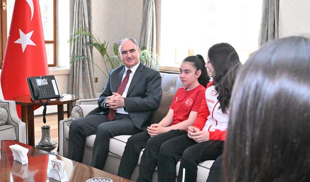 Vali Özkan gençleri ağırladı