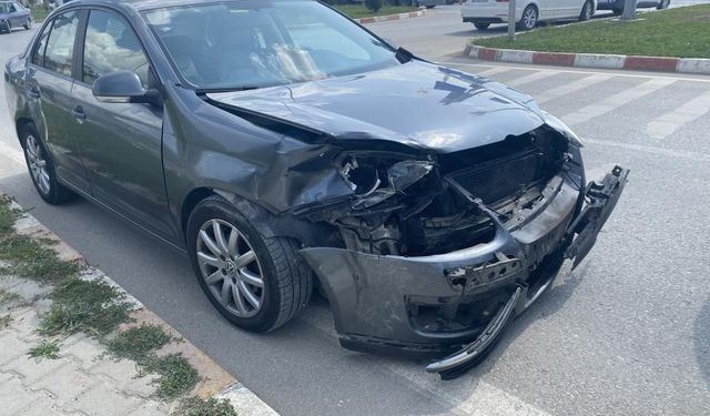 İki otomobil çarpıştı: O anlar kamerada